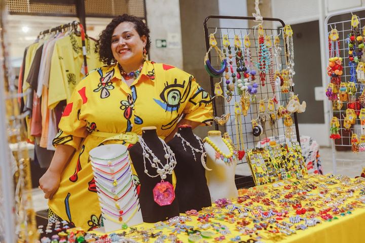 Expositora de amarelo na mesa de acessórios coloridos (setembro)