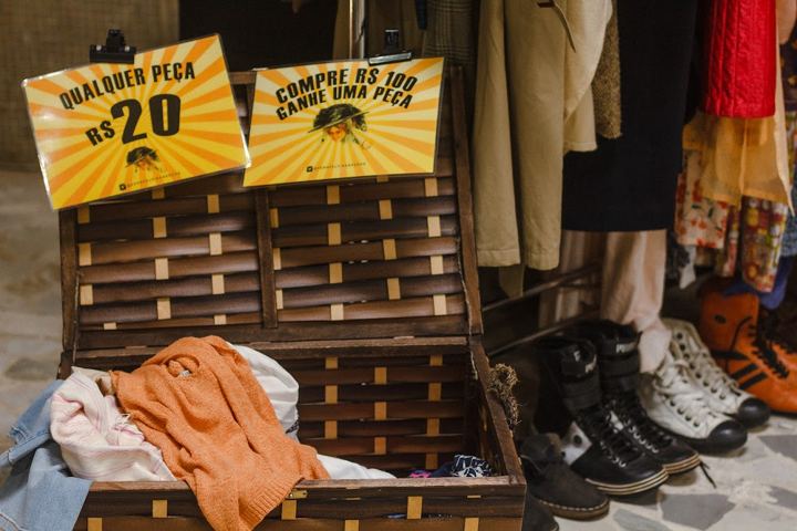 Caixotes de sapatos com placas de preço (junho)
