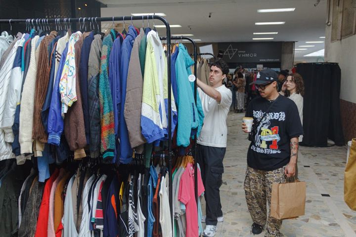 Visitantes entre araras de roupas coloridas (outubro)