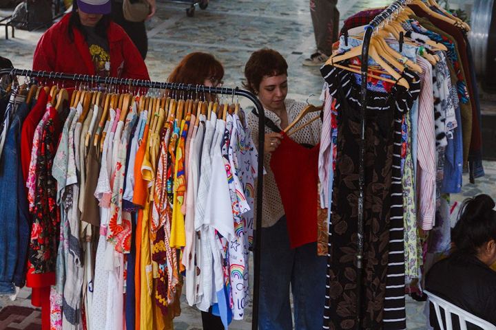 Visitantes garimpando camisas estampadas (novembro)