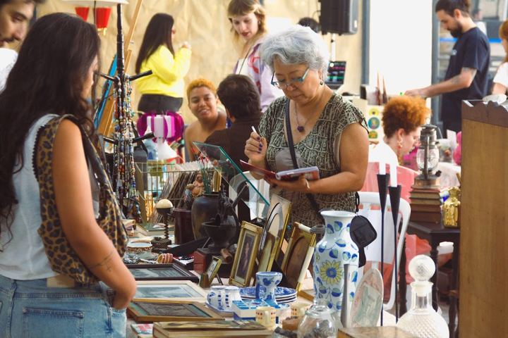 Visitantes olhando louças e objetos antigos (janeiro)